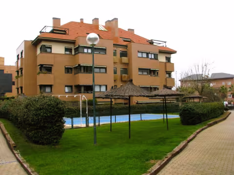 Vivienda familiar con terraza, piscina y amplias zonas verdes, perfecta para niños 2392VIV
