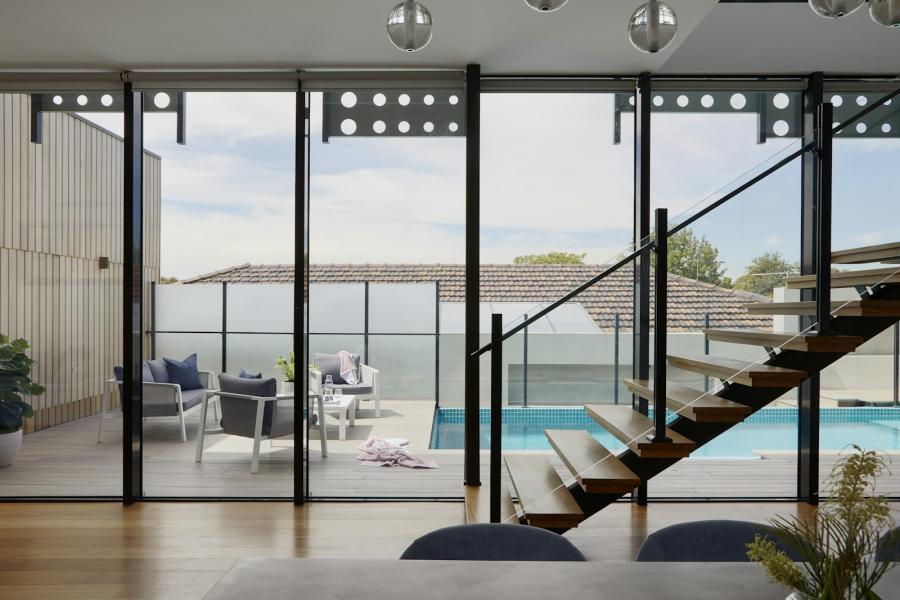 Salón con chimenea de obra