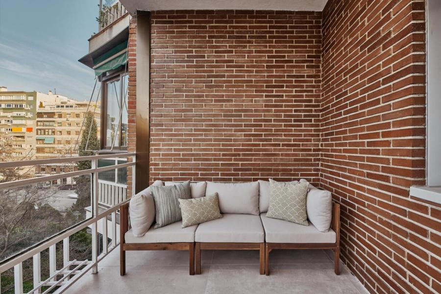Vivienda exterior reformada con terraza y garaje en Retiro–Jerónimos – 2451