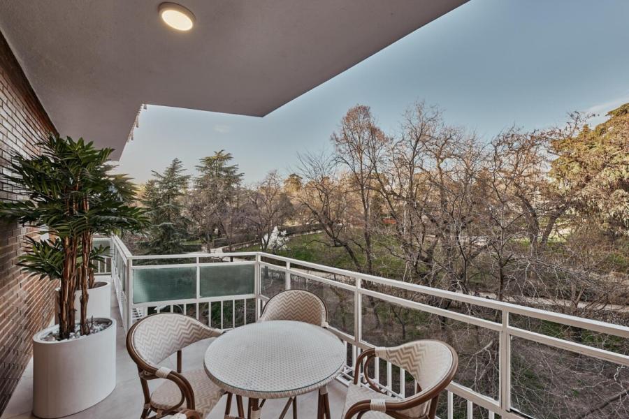 Vivienda exterior reformada con terraza y garaje en Retiro–Jerónimos – 2451