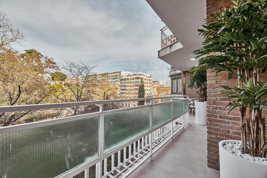 Vivienda exterior reformada con terraza y garaje en Retiro–Jerónimos – 2451