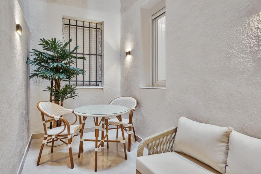 Vivienda reformada con terraza en Españoleto 9, Almagro – Chamberí – 2455