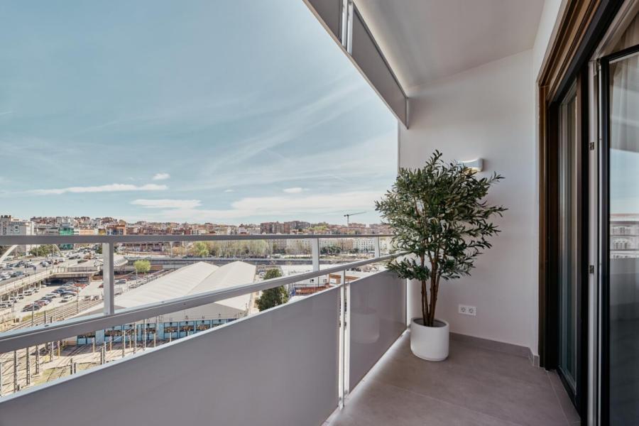 Vivienda exterior reformada de 123 m² en calle Alcalá – 2463