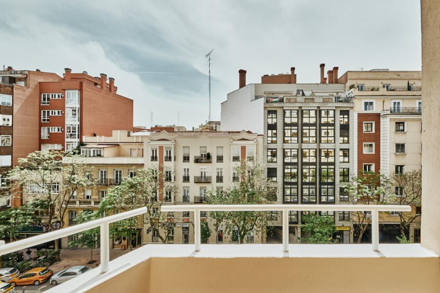 Vivienda exterior reformada con terrazas en Goya – 2467