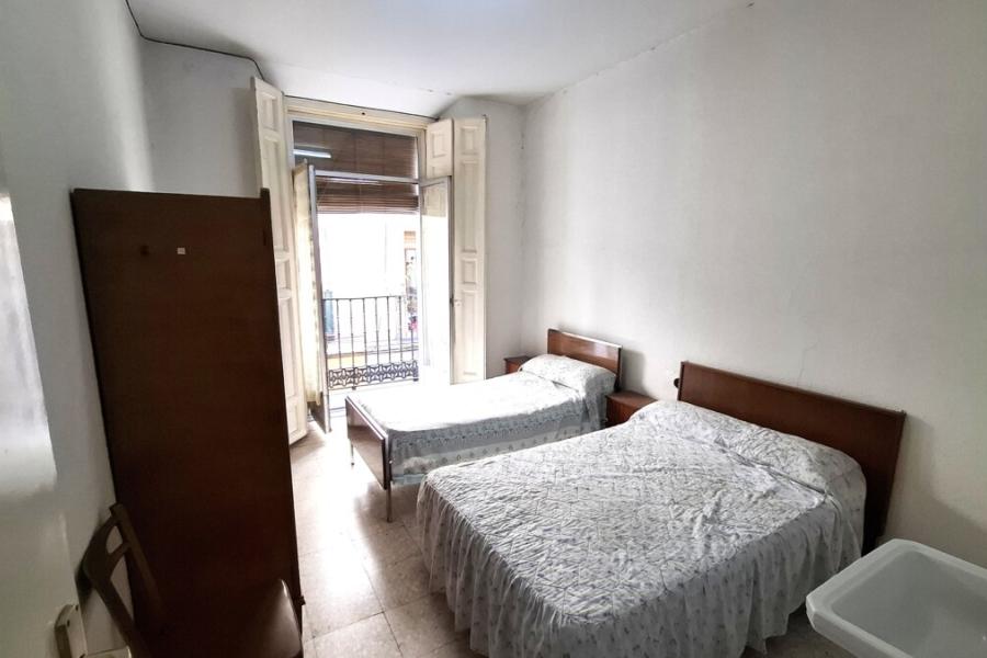 Vivienda de 239 m² con techos altos y balcones en Mesón de Paredes 5 – 2488