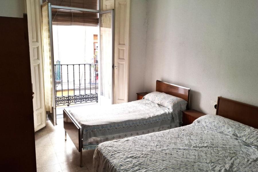 Vivienda de 239 m² con techos altos y balcones en Mesón de Paredes 5 – 2488