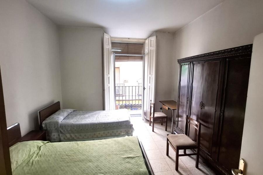 Vivienda de 239 m² con techos altos y balcones en Mesón de Paredes 5 – 2488