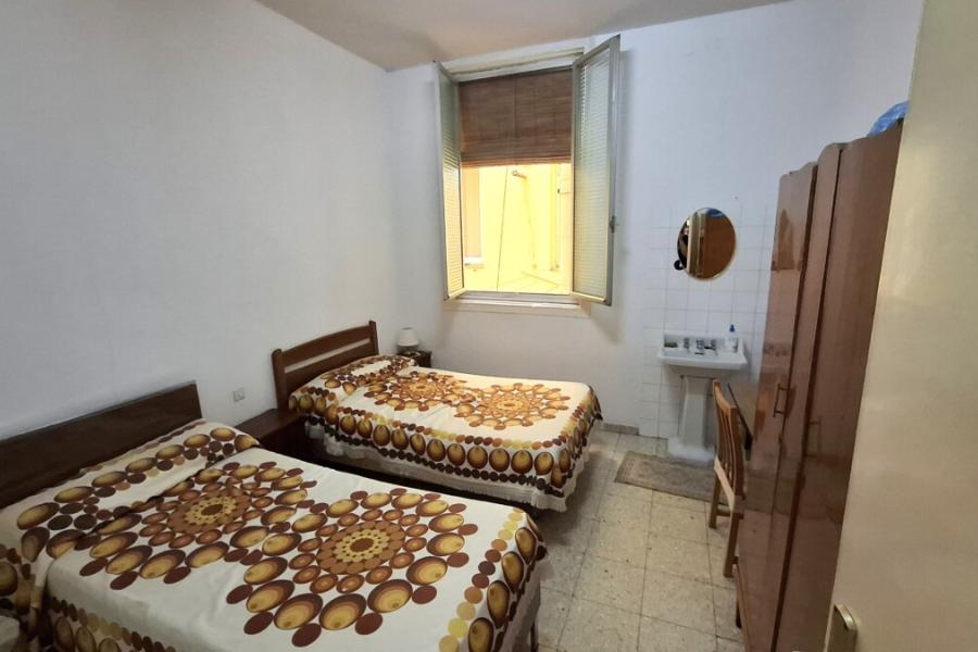 Vivienda de 239 m² con techos altos y balcones en Mesón de Paredes 5 – 2488