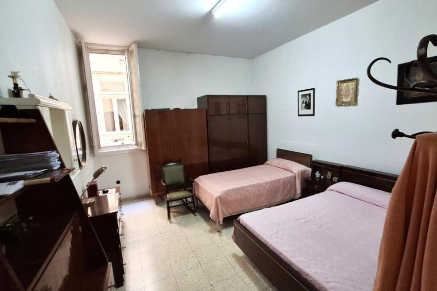 Vivienda de 239 m² con techos altos y balcones en Mesón de Paredes 5 – 2488