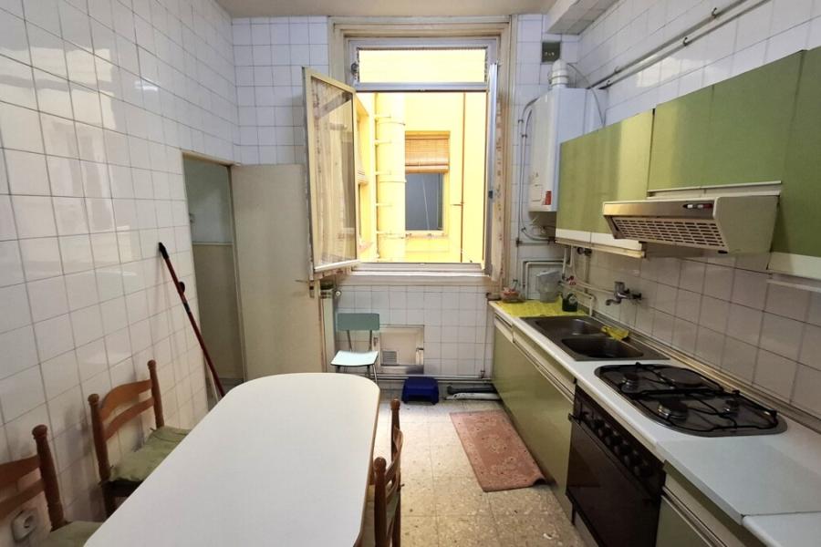 Vivienda de 239 m² con techos altos y balcones en Mesón de Paredes 5 – 2488