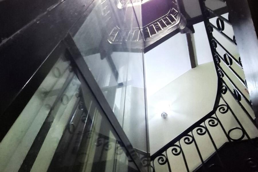 Vivienda de 239 m² con techos altos y balcones en Mesón de Paredes 5 – 2488