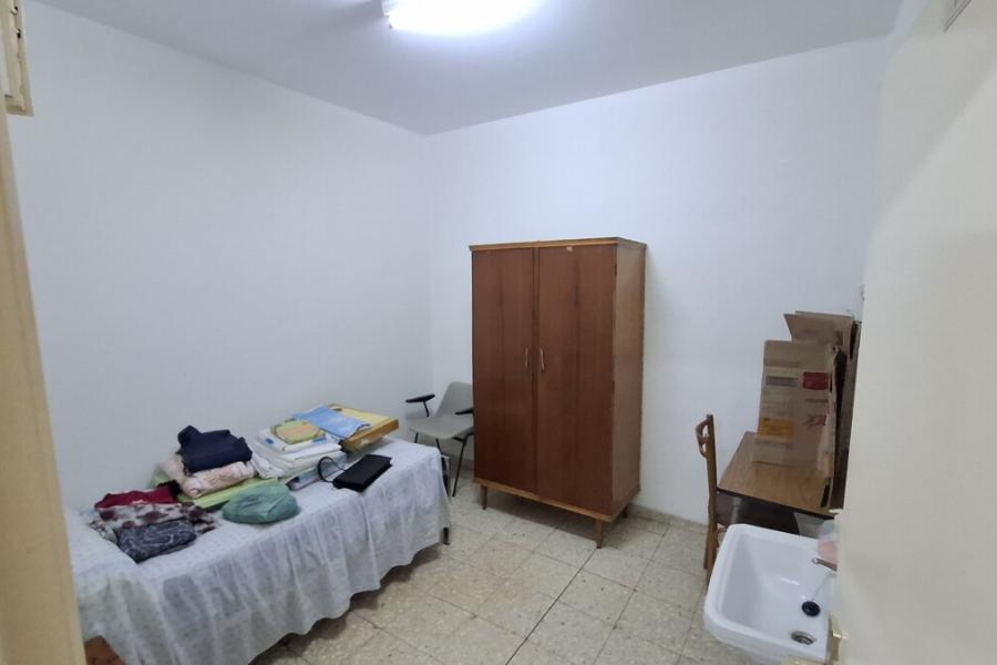 Vivienda de 239 m² con techos altos y balcones en Mesón de Paredes 5 – 2488