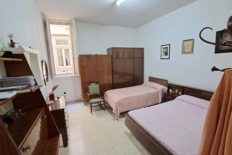 Vivienda de 239 m² con techos altos y balcones en Mesón de Paredes 5 – 2488