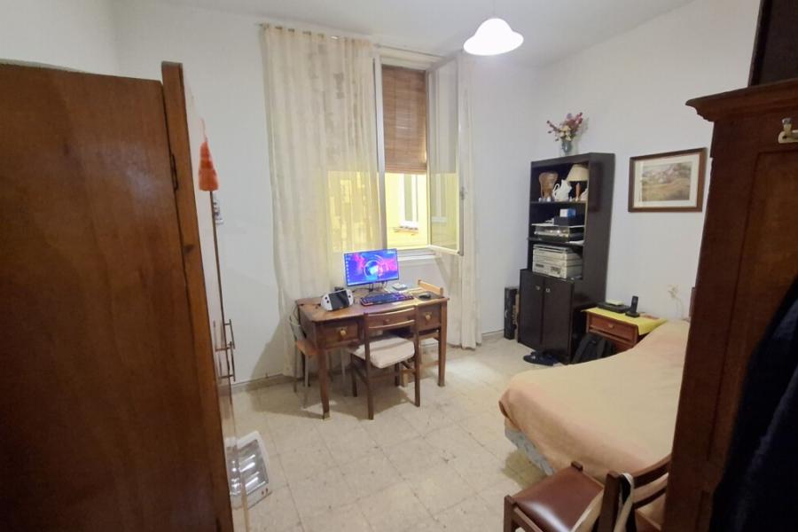 Vivienda de 239 m² con techos altos y balcones en Mesón de Paredes 5 – 2488