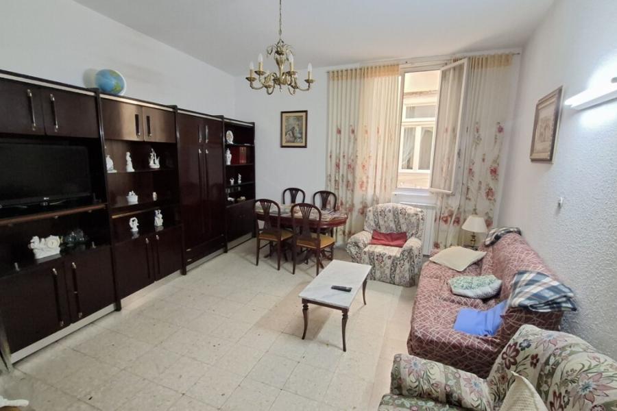 Vivienda de 239 m² con techos altos y balcones en Mesón de Paredes 5 – 2488