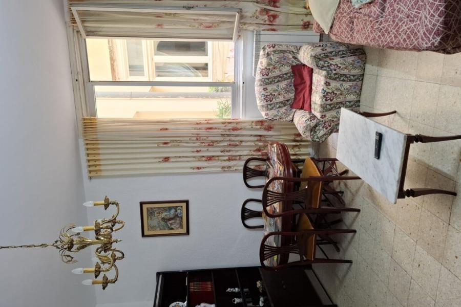 Vivienda de 239 m² con techos altos y balcones en Mesón de Paredes 5 – 2488