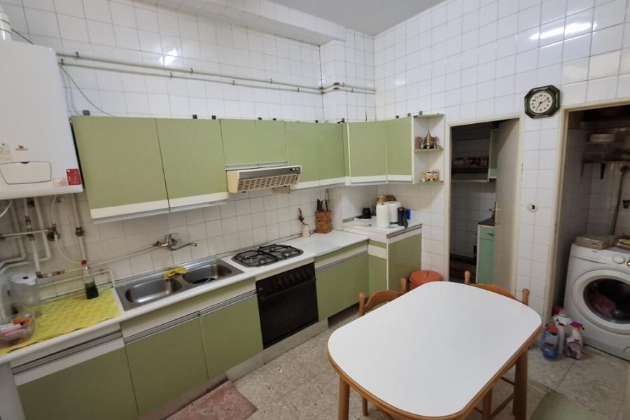Vivienda de 239 m² con techos altos y balcones en Mesón de Paredes 5 – 2488