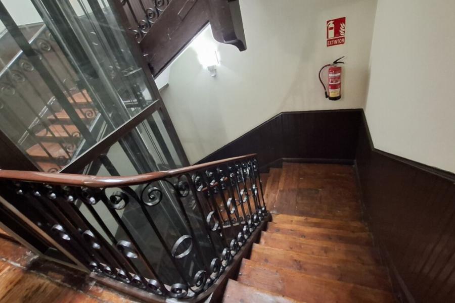 Vivienda de 239 m² con techos altos y balcones en Mesón de Paredes 5 – 2488