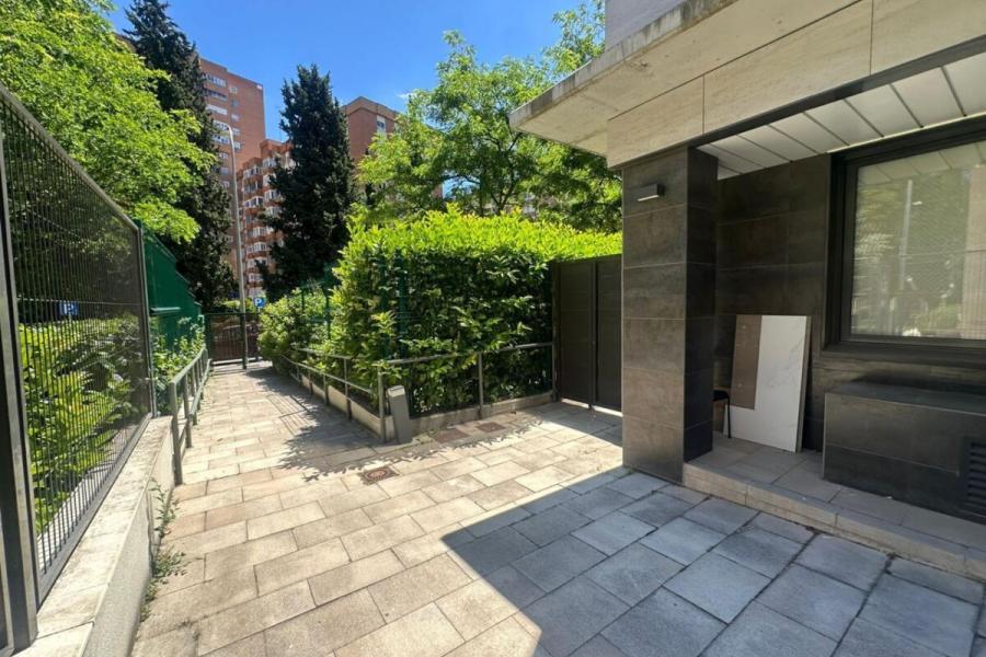 Vivienda reformada de 91 m² en planta baja con acceso independiente junto a Plaza de Castilla – 2489