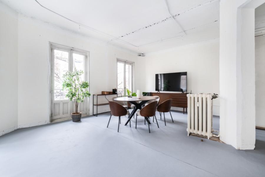 Vivienda en finca clásica con chaflán y balcones en Chamberí, edificio señorial exclusivo – 2497