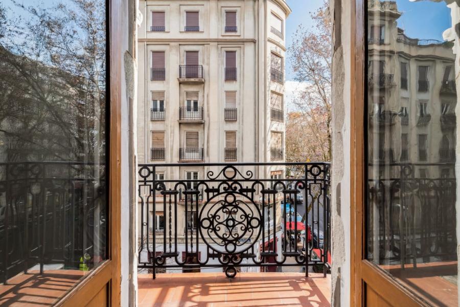 Vivienda en finca clásica con chaflán y balcones en Chamberí, edificio señorial exclusivo – 2497