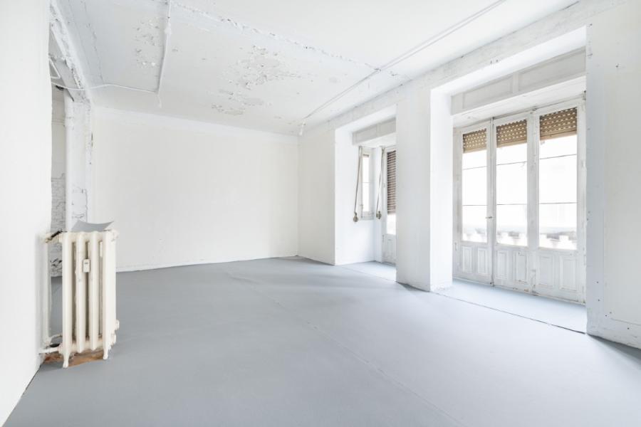Vivienda en finca clásica con chaflán y balcones en Chamberí, edificio señorial exclusivo – 2497