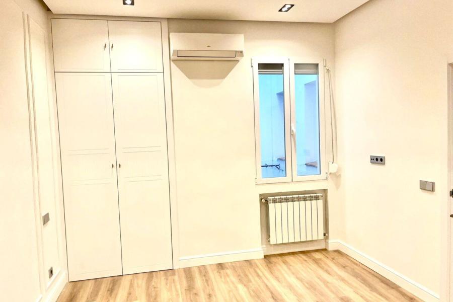 Piso exterior de 130 m² reformado en Alcántara, con garaje . 2416