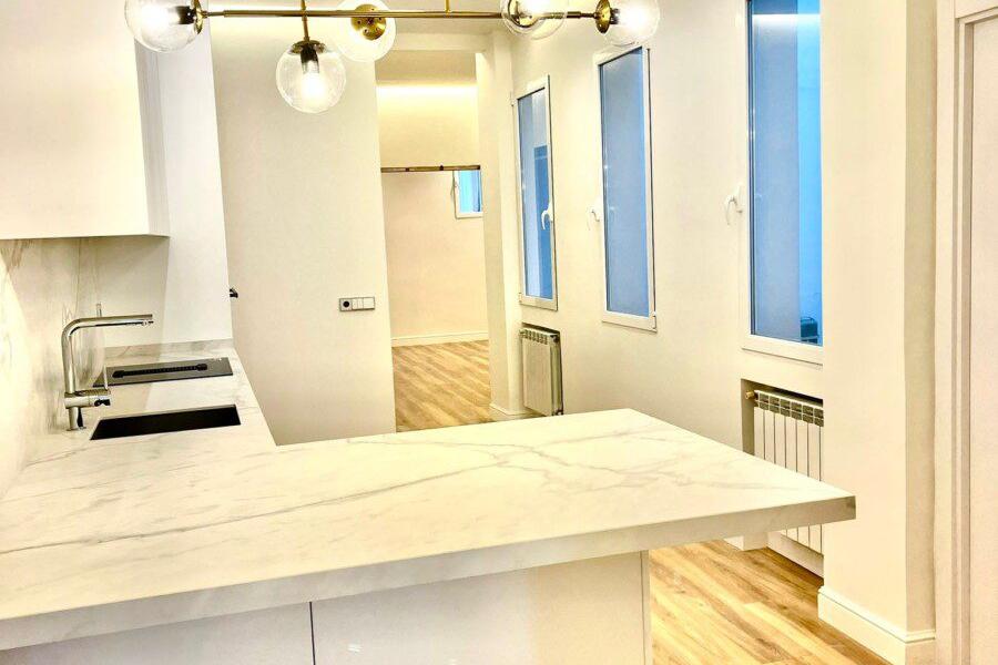 Piso exterior de 130 m² reformado en Alcántara, con garaje . 2416