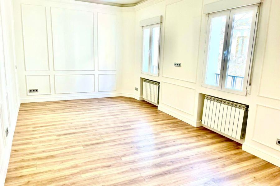 Piso exterior de 130 m² reformado en Alcántara, con garaje . 2416