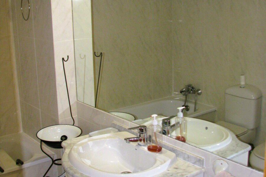 Vivienda familiar con terraza, piscina y amplias zonas verdes, perfecta para niños 2392VIV