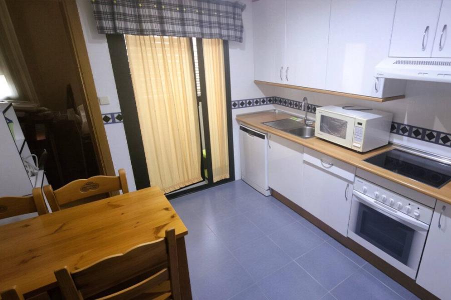 Vivienda familiar con terraza, piscina y amplias zonas verdes, perfecta para niños 2392VIV