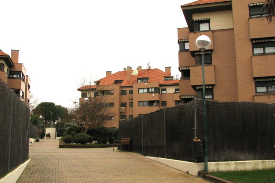 Vivienda familiar con terraza, piscina y amplias zonas verdes, perfecta para niños 2392VIV