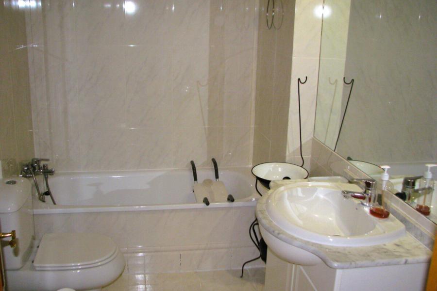 Vivienda familiar con terraza, piscina y amplias zonas verdes, perfecta para niños 2392VIV