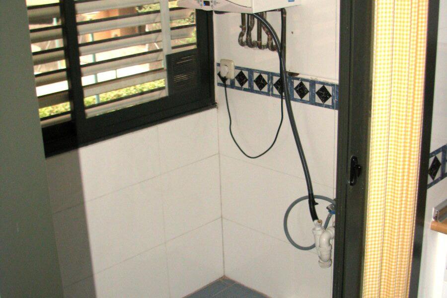 Vivienda familiar con terraza, piscina y amplias zonas verdes, perfecta para niños 2392VIV