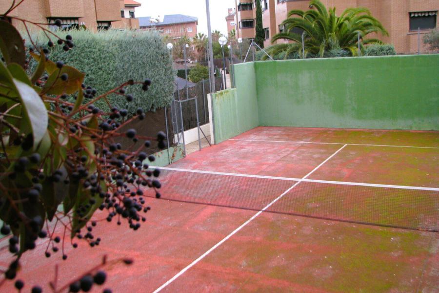 Vivienda familiar con terraza, piscina y amplias zonas verdes, perfecta para niños 2392VIV