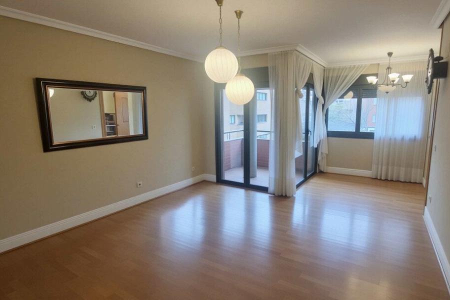 Vivienda familiar con terraza, piscina y amplias zonas verdes, perfecta para niños 2392VIV