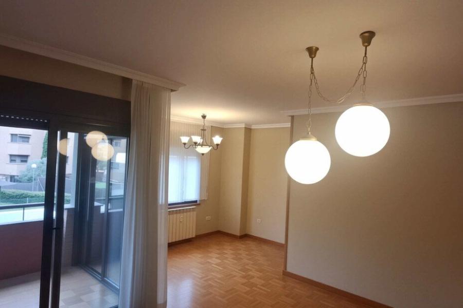 Vivienda familiar con terraza, piscina y amplias zonas verdes, perfecta para niños 2392VIV