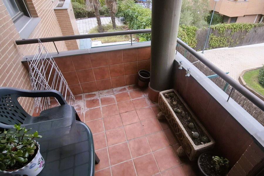 Vivienda familiar con terraza, piscina y amplias zonas verdes, perfecta para niños 2392VIV