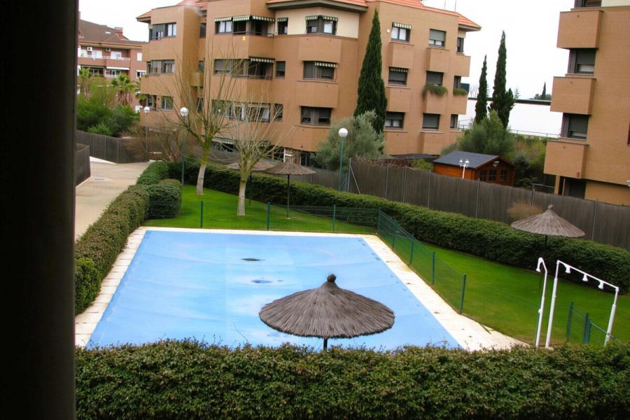 Vivienda familiar con terraza, piscina y amplias zonas verdes, perfecta para niños 2392VIV