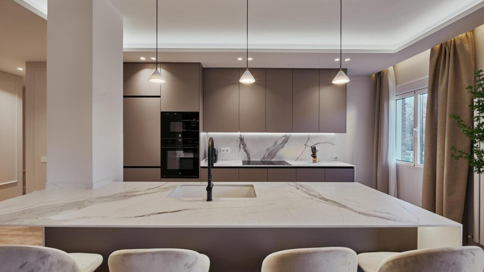 Vivienda exterior reformada con terraza y garaje en Retiro–Jerónimos – 2451