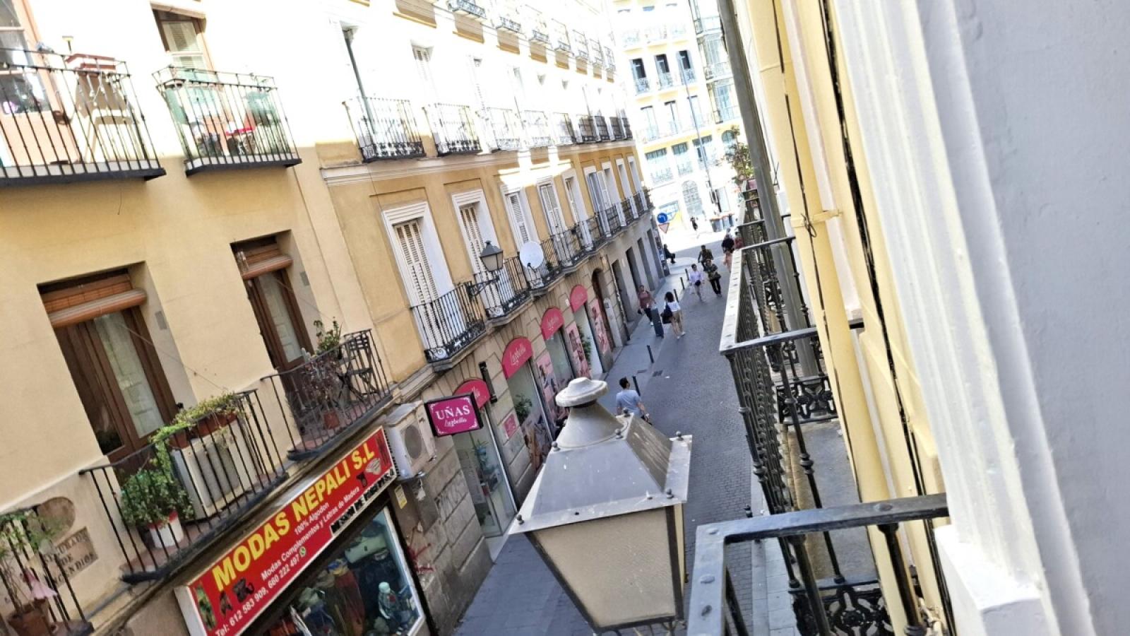 Vivienda de 239 m² con techos altos y balcones en Mesón de Paredes 5 – 2488