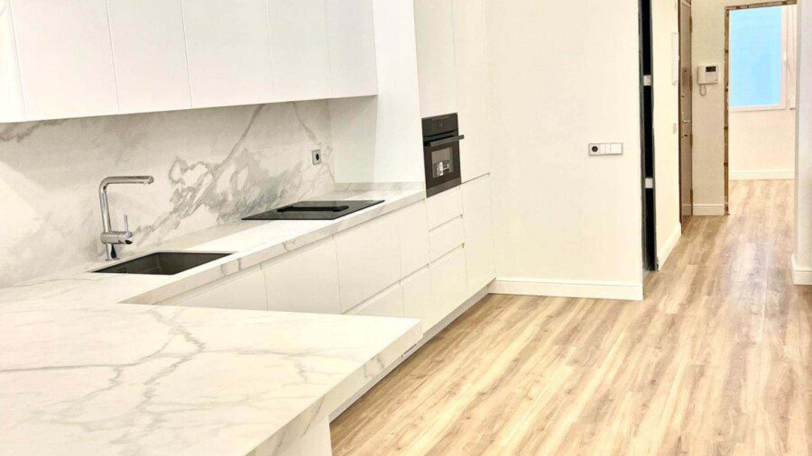 Piso exterior de 130 m² reformado en Alcántara, con garaje . 2416