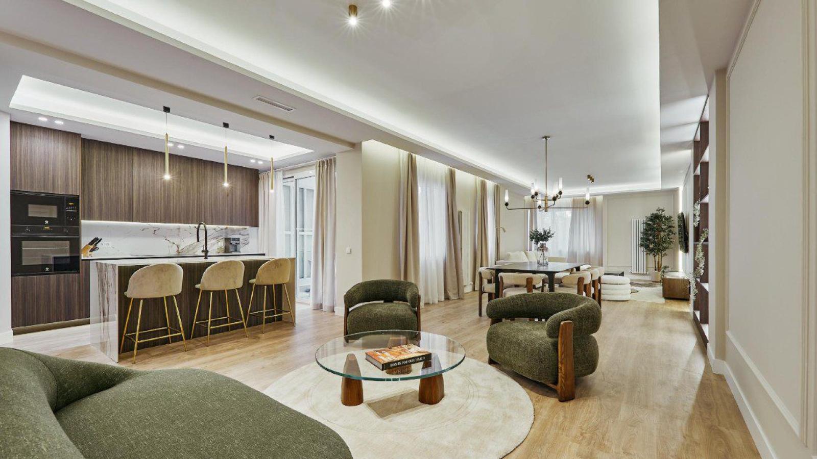 Vivienda exterior reformada con amplio balcón y tres suites en José Ortega y Gasset – 2359