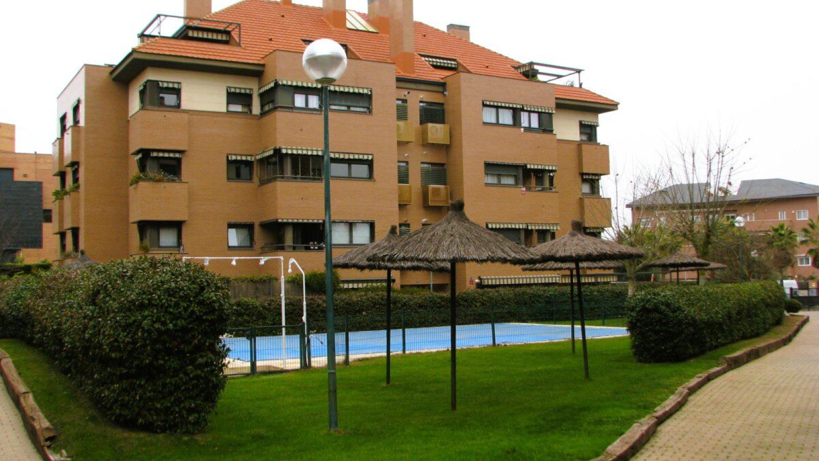Vivienda familiar con terraza, piscina y amplias zonas verdes, perfecta para niños 2392VIV