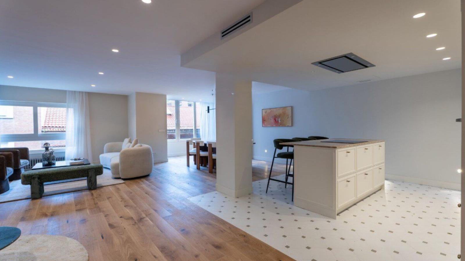 Vivienda de lujo reformada con tres suites en calle Castelló – 2350