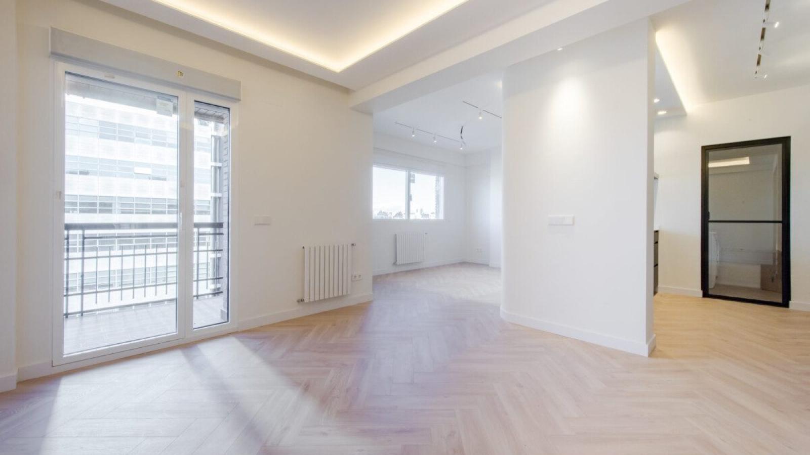 Vivienda exterior reformada con terraza y garaje en Castellana – 2402